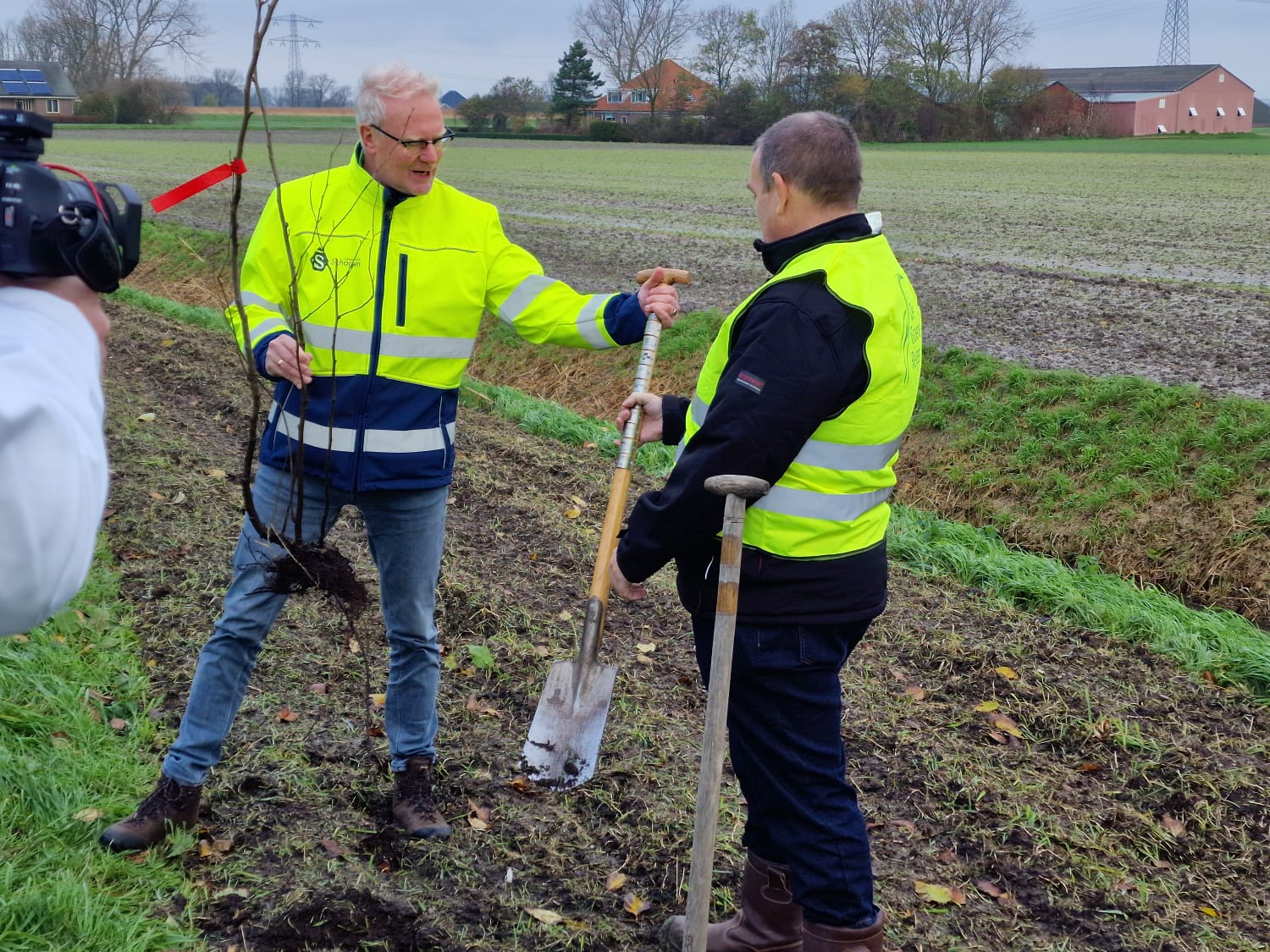 Fractievoorzitter Alexander Bügel neemt plantschop in ontvangst